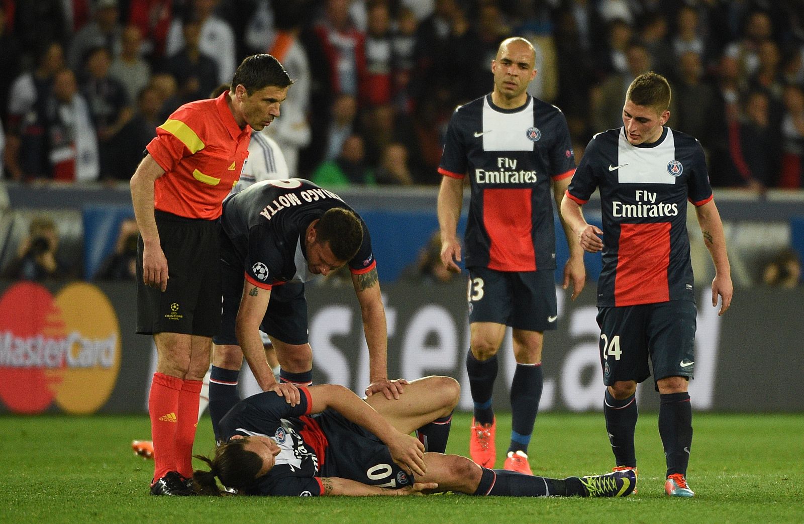 Zlatan Ibrahimovic, tendido en el césped durante el encuentro contra el Chelsea.