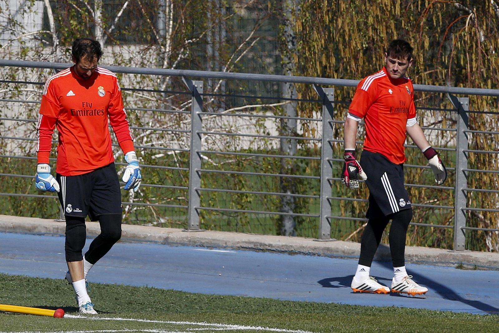 Los porteros del Real Madrid, Diego López (i) e Iker Casillas (d), durante el entrenamiento