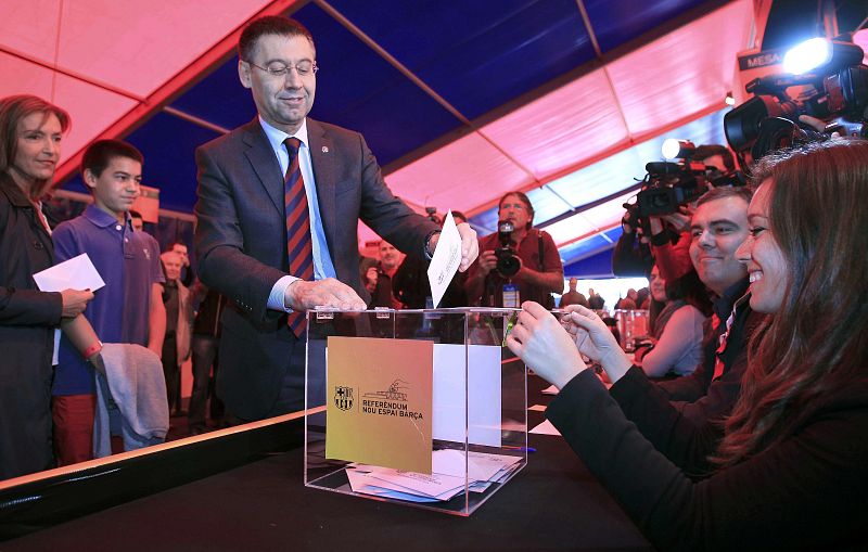 El presidente del FC Barcelona, Josep María Bartomeu, deposita su voto este mediodía en el referéndum que celebra el club azulgrana.