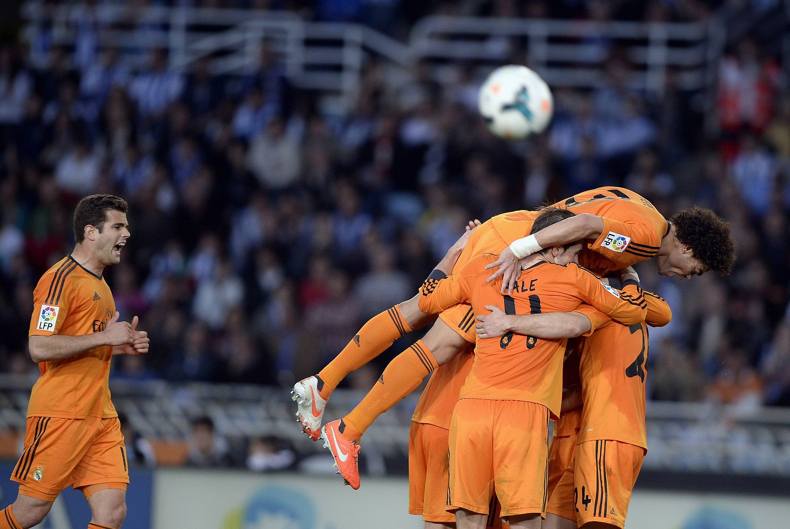 Los jugadores del Real Madrid celebran el gol de Illarramendi.