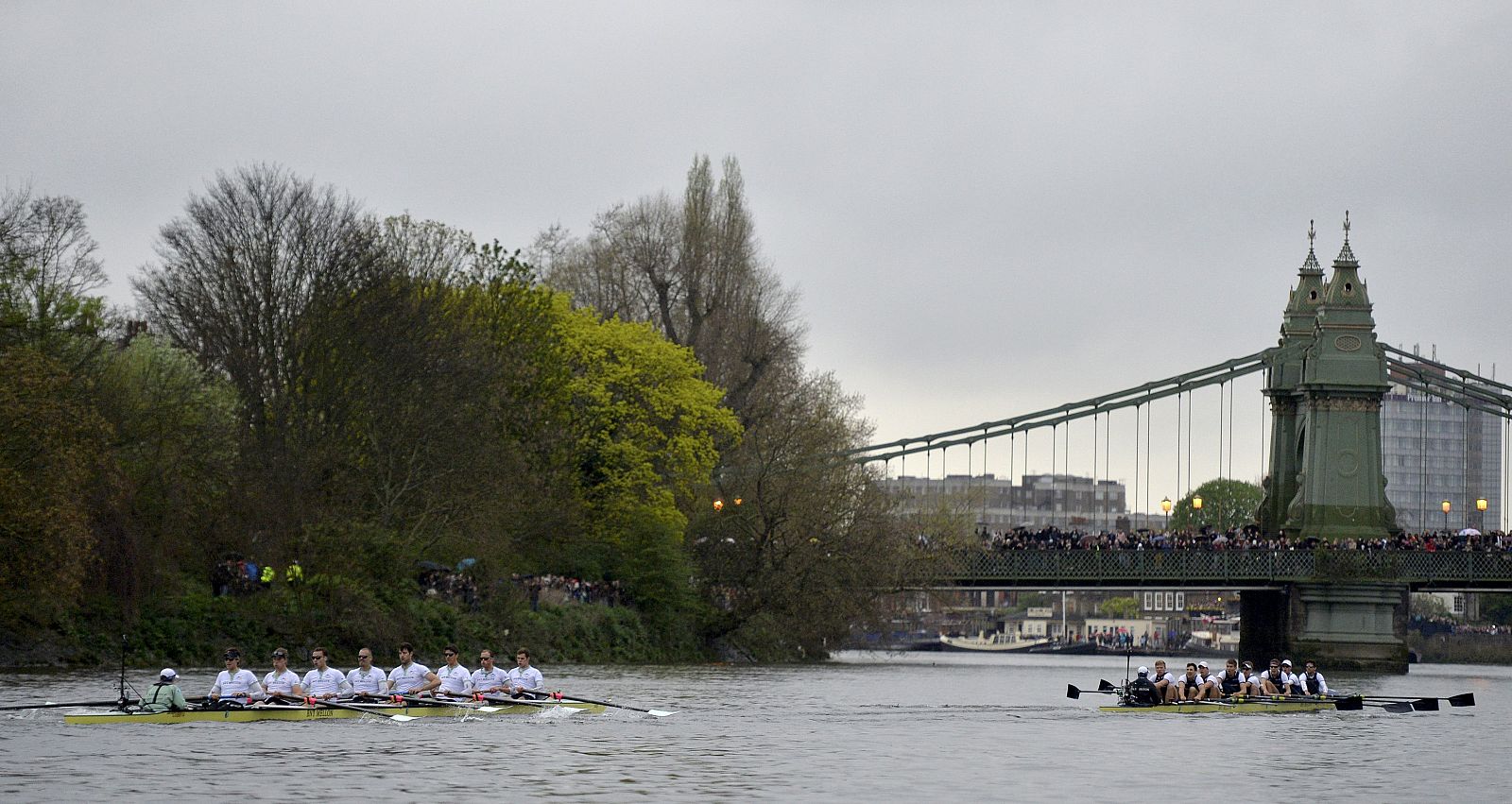 Imagen de las embarcaciones de Oxford y de Cambridge durente la regata de 2014.