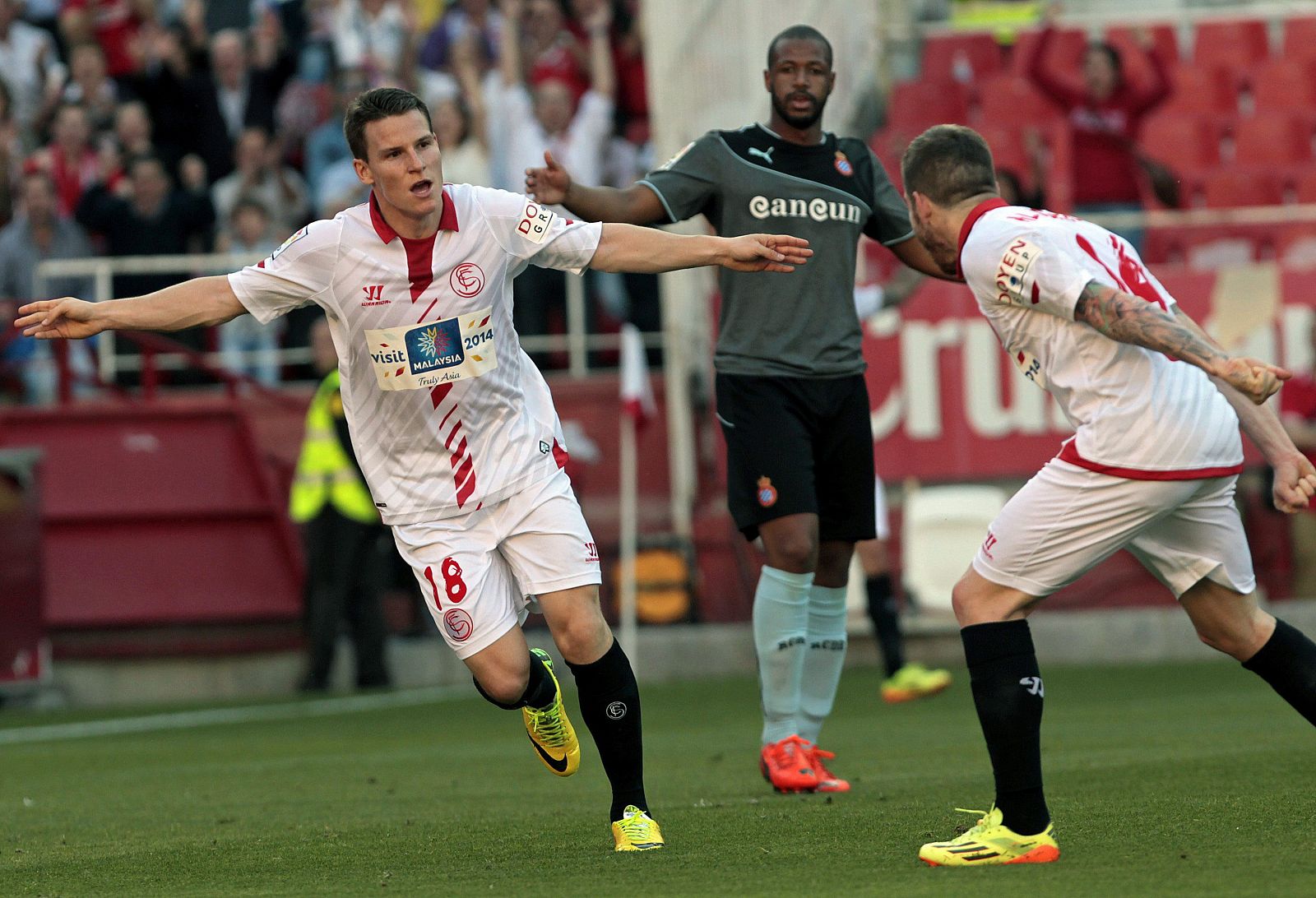 Kevin Gameiro (i), del Sevilla celebra con Alberto Moreno (d) el segundo gol.