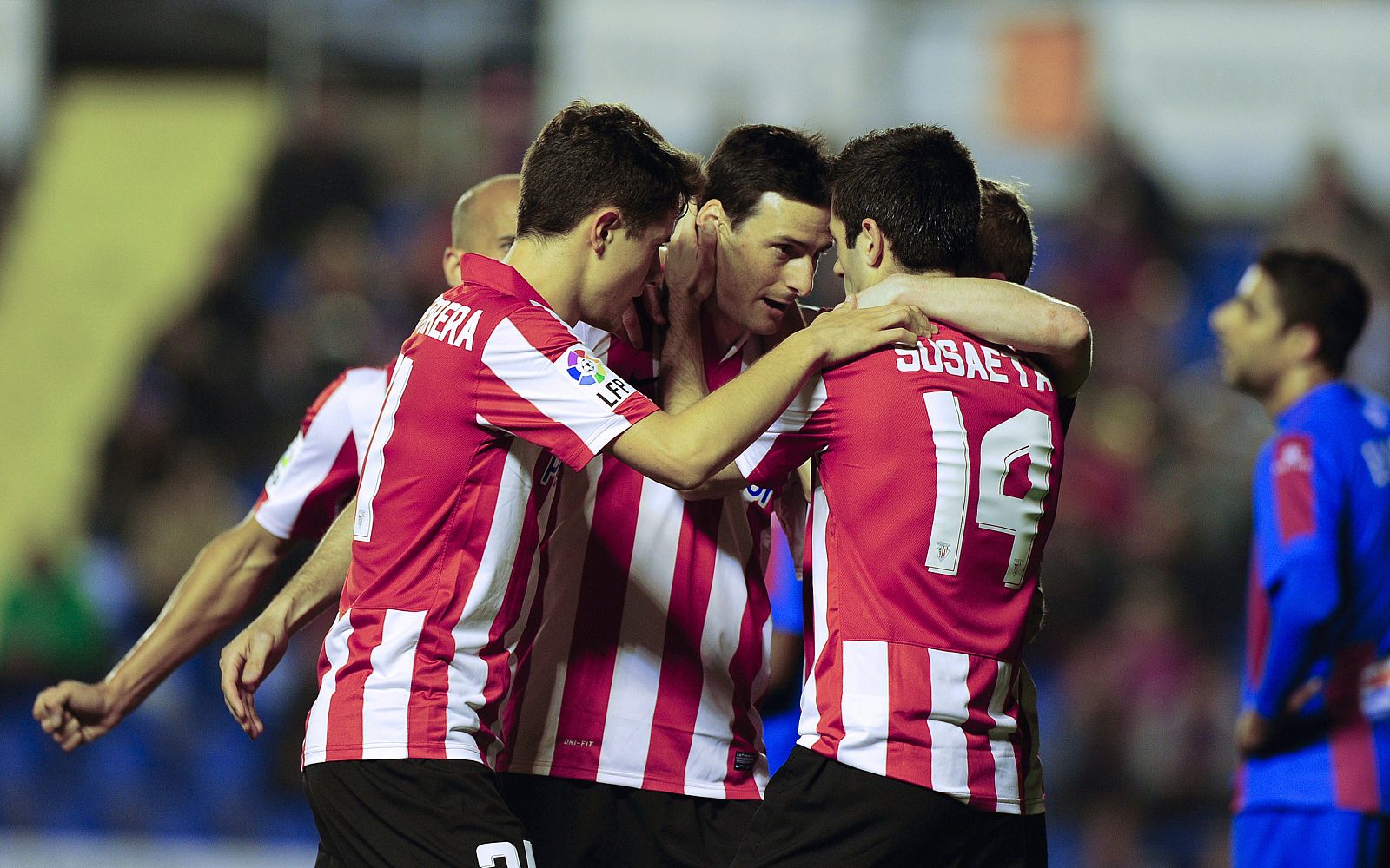 Aduriz celebra el primer gol anotado en casa del Levante.