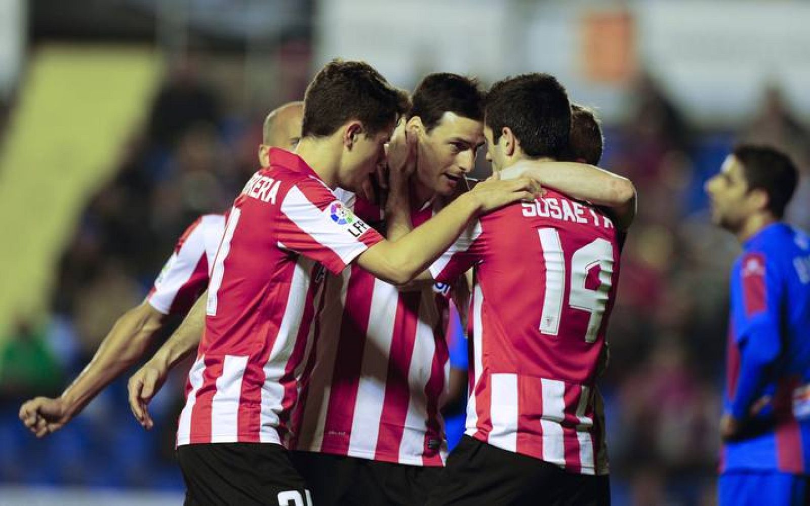 Aduriz celebra el primer gol anotado en casa del Levante.