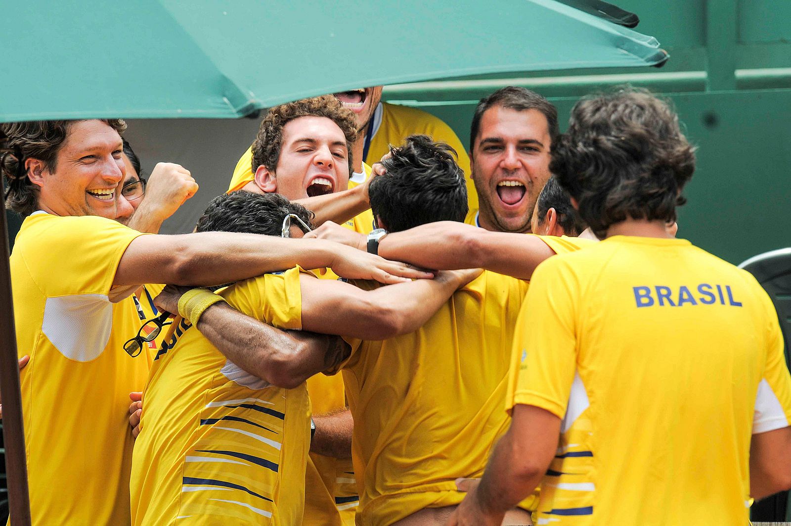 El equipo de tenis brasileño celebra el triunfo ante Ecuador