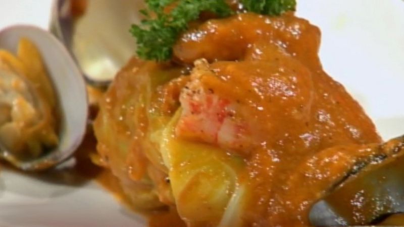 Mero envuelto en col con salsa de marisco
