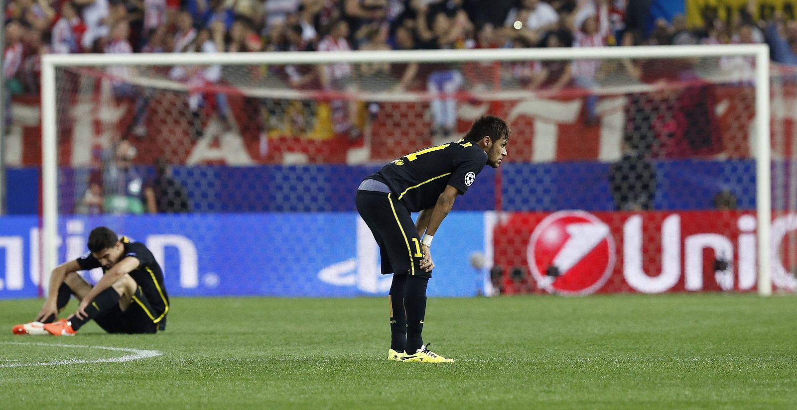 Los jugadores del Barça, Messi (i) y el Neymar, tras ser eliminados de Champions.