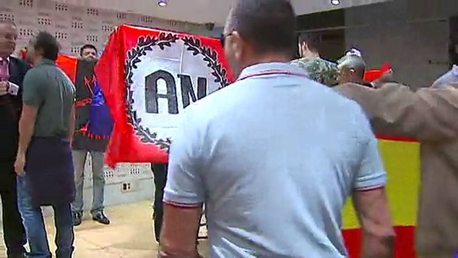 Momento en el que un grupo de radicales interrumpe el acto de la Diada en Madrid.