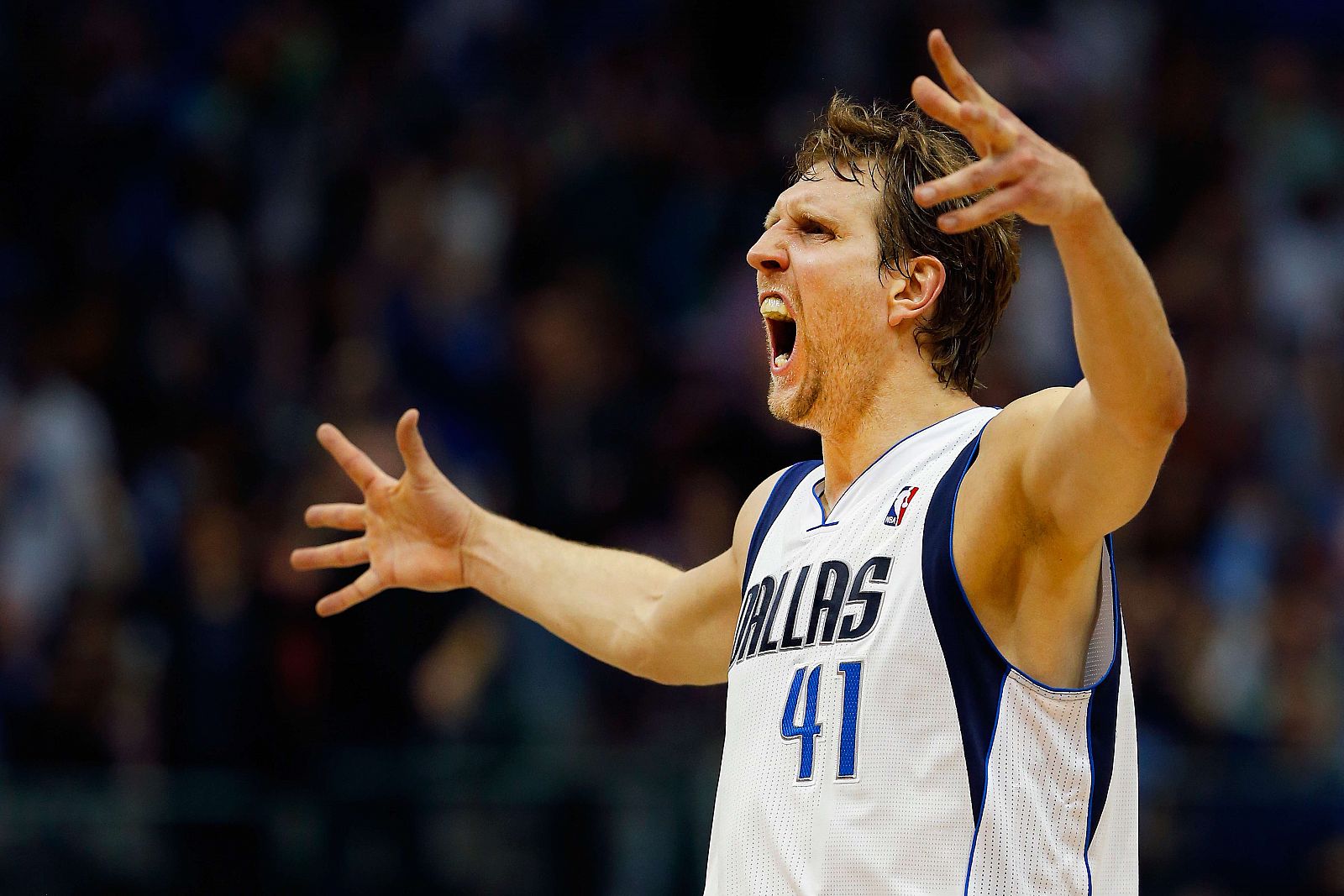 El alero alemán Dirk Nowitzki celebra un triple anotado durante el partido entre Phoenix Suns y Dallas Mavericks