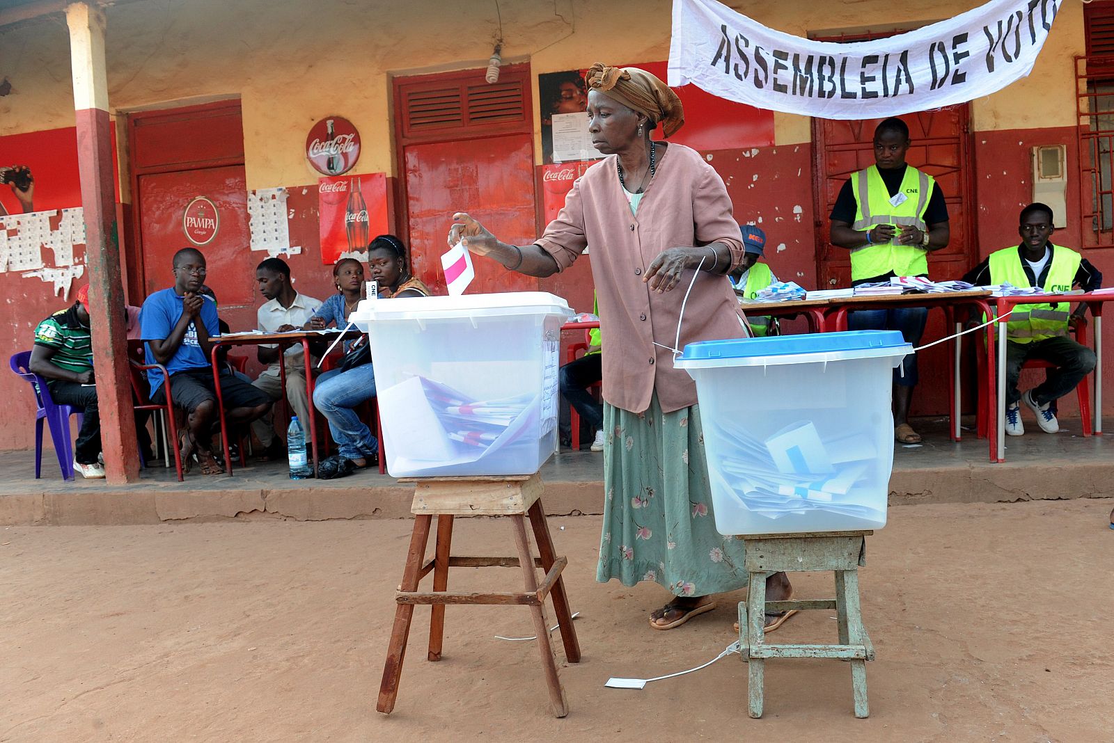 Un mujer vota en Guinea Bissau