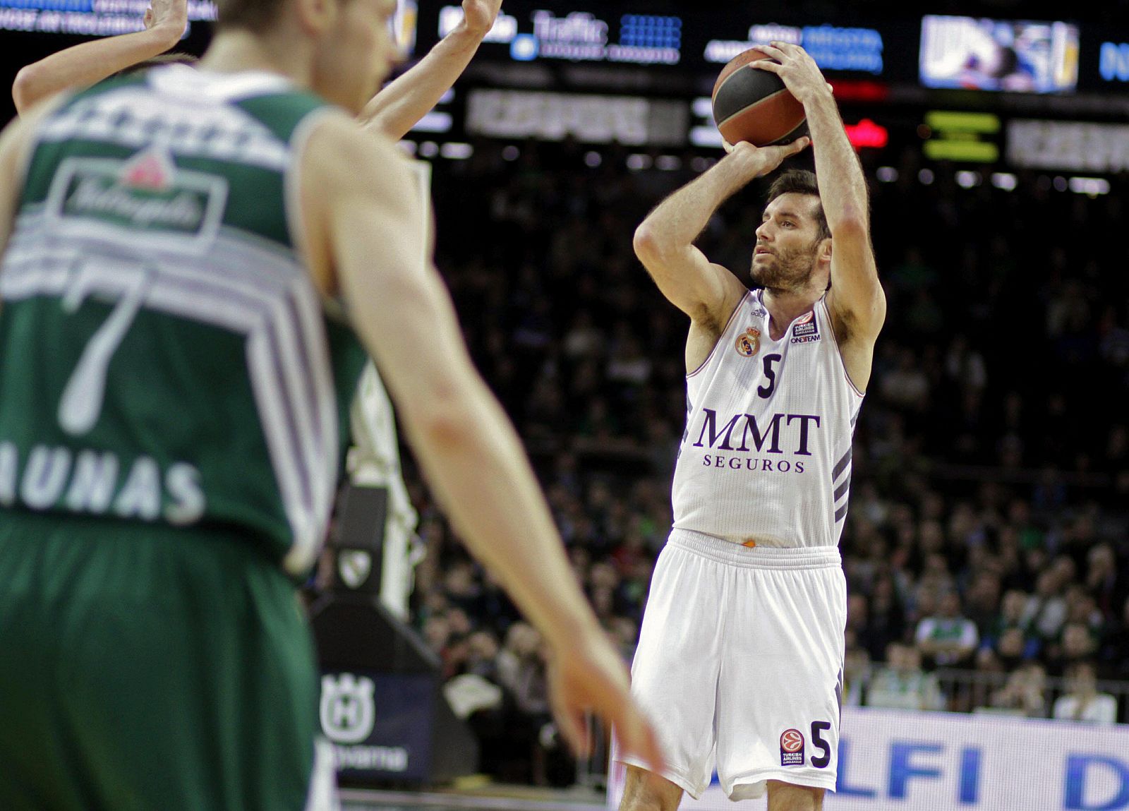 El alero del Real Madrid, Rudy Fernández, hace un lanzamiento durante el partido de baloncesto de la Euroliga de octavos de final entre el Zalgiris Kaunas