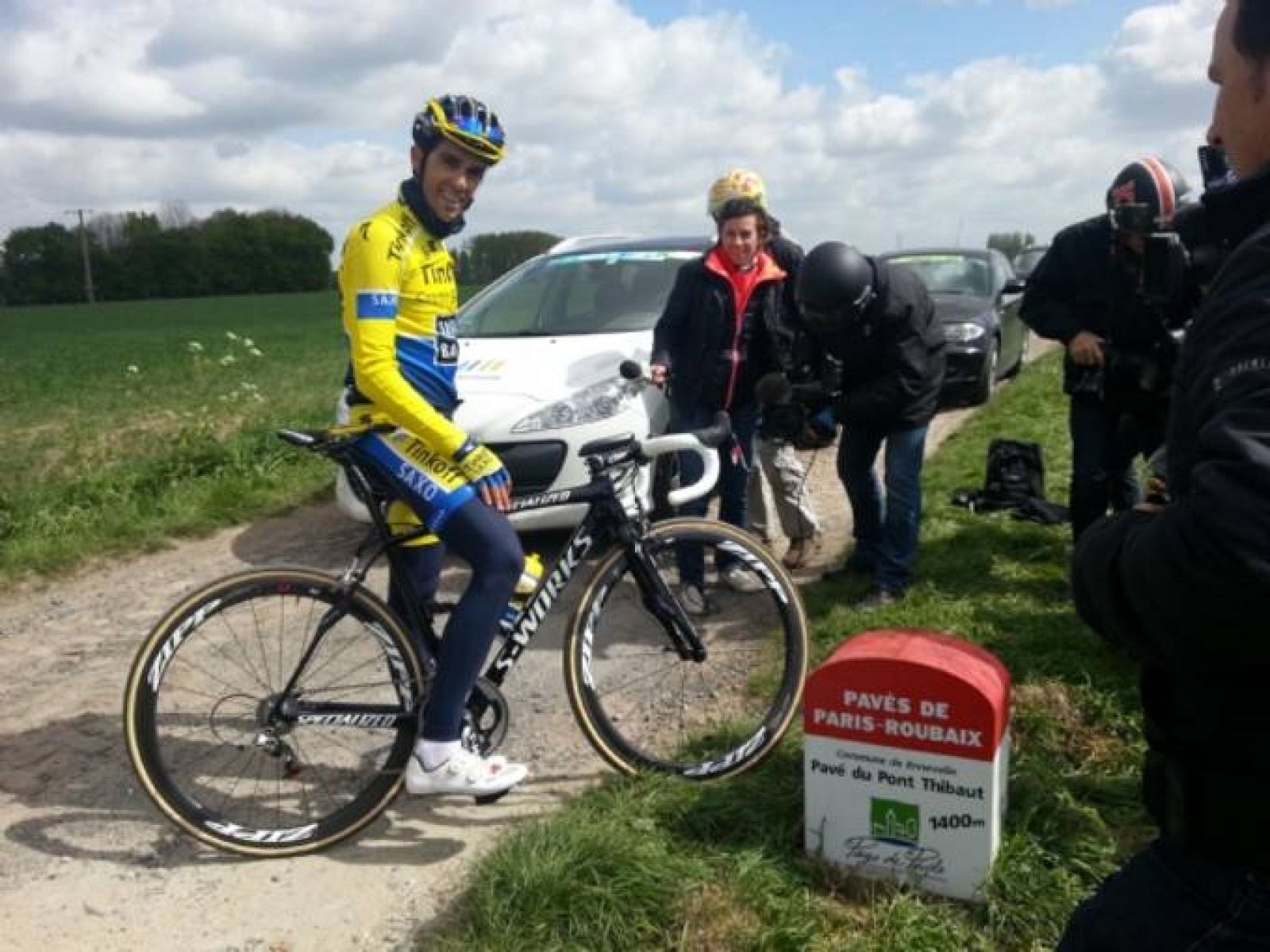Imagen de Alberto Contador durante su reconocimiento de los tramos de pavé.