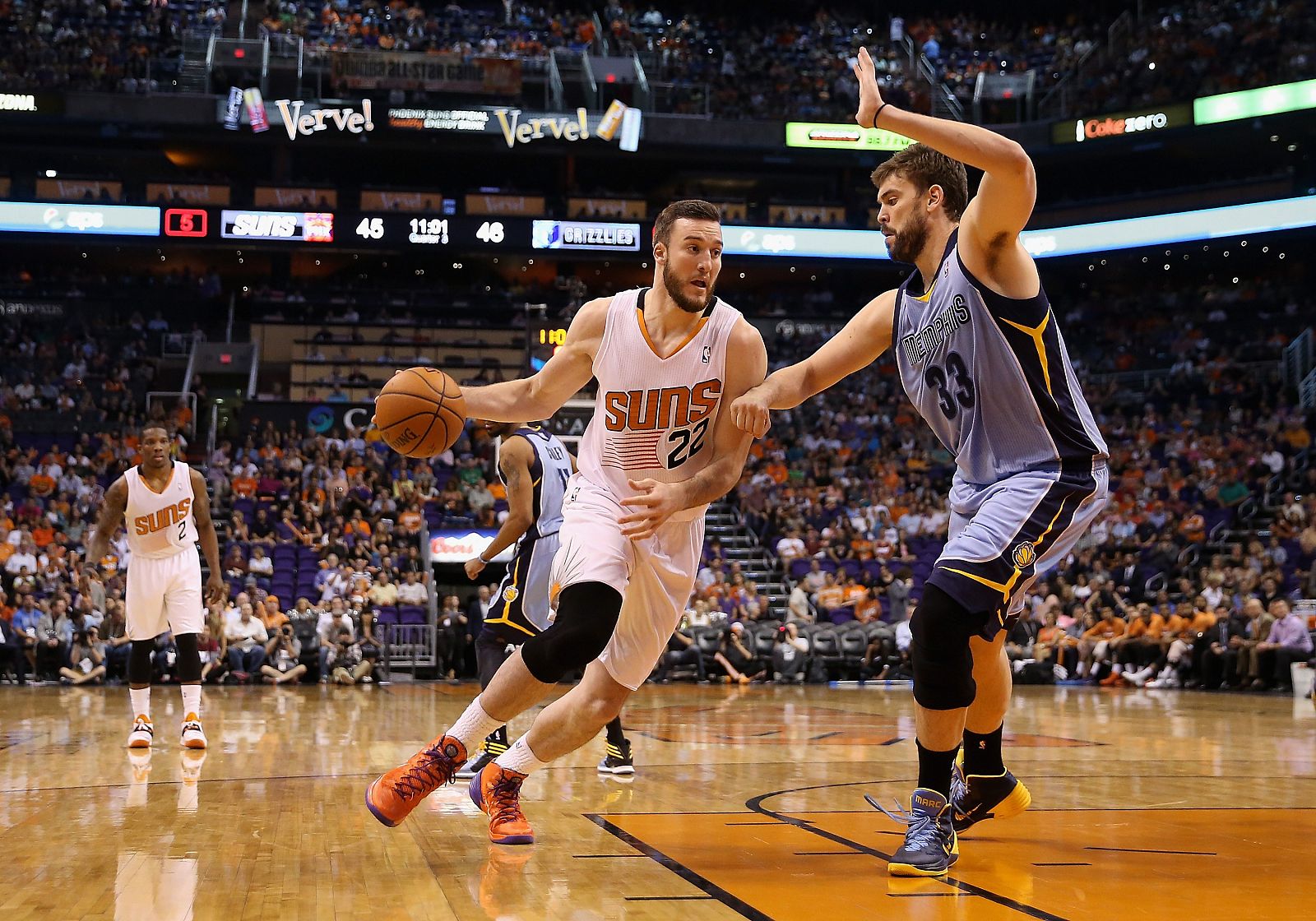 Marc Gasol defiende la entrada a canasta de Miles Plumlee, de los Suns.