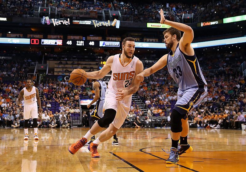 Marc Gasol defiende la entrada a canasta de Miles Plumlee, de los Suns.