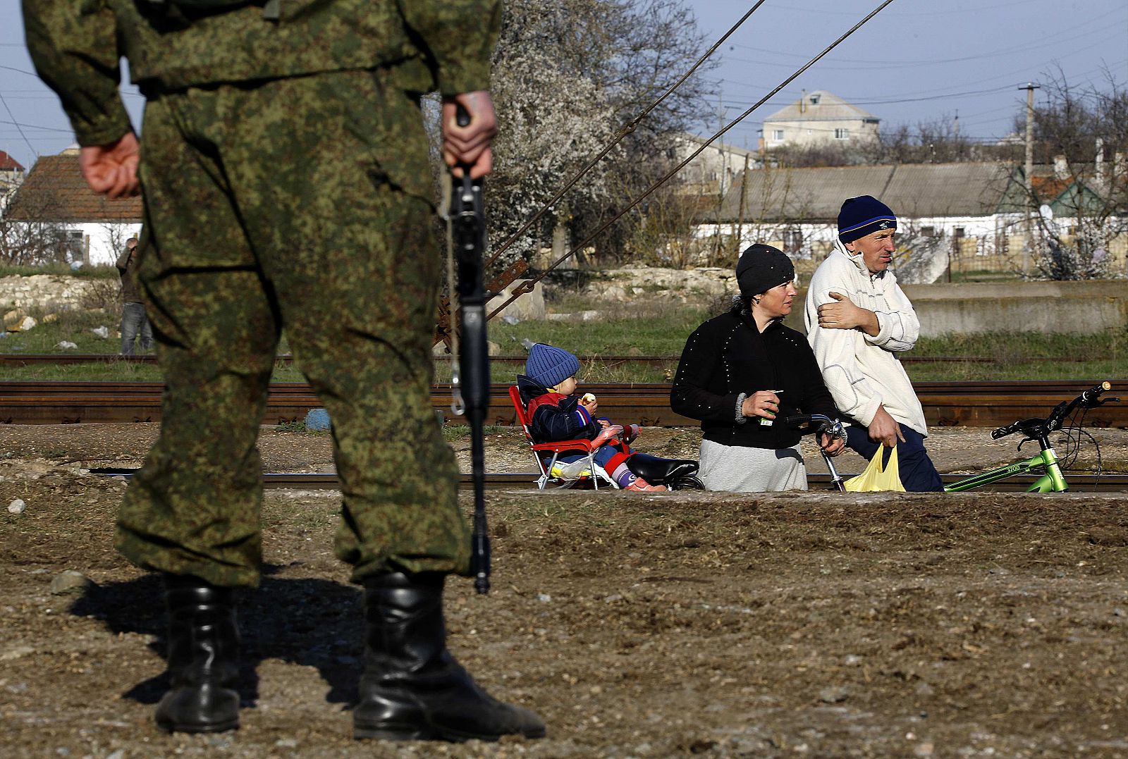 Un soldado ruso patrulla en Simferópol, capital de Crimea, justo después de su anexión a Rusia.