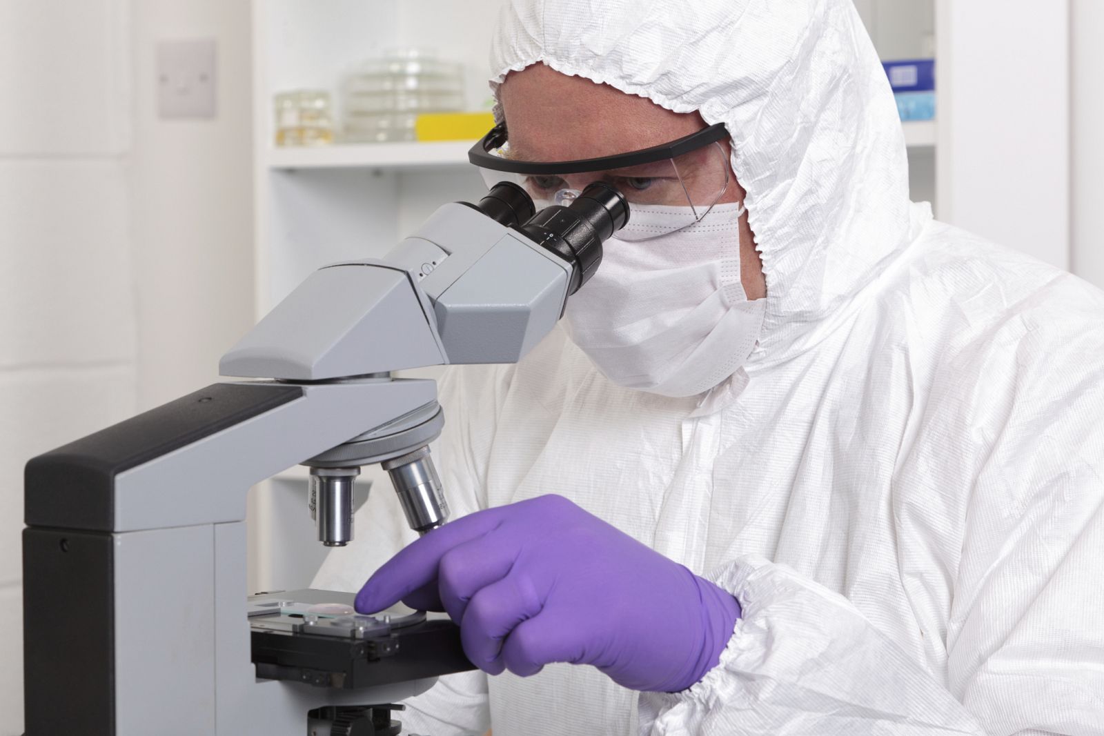 Investigación biomédica en un laboratorio.