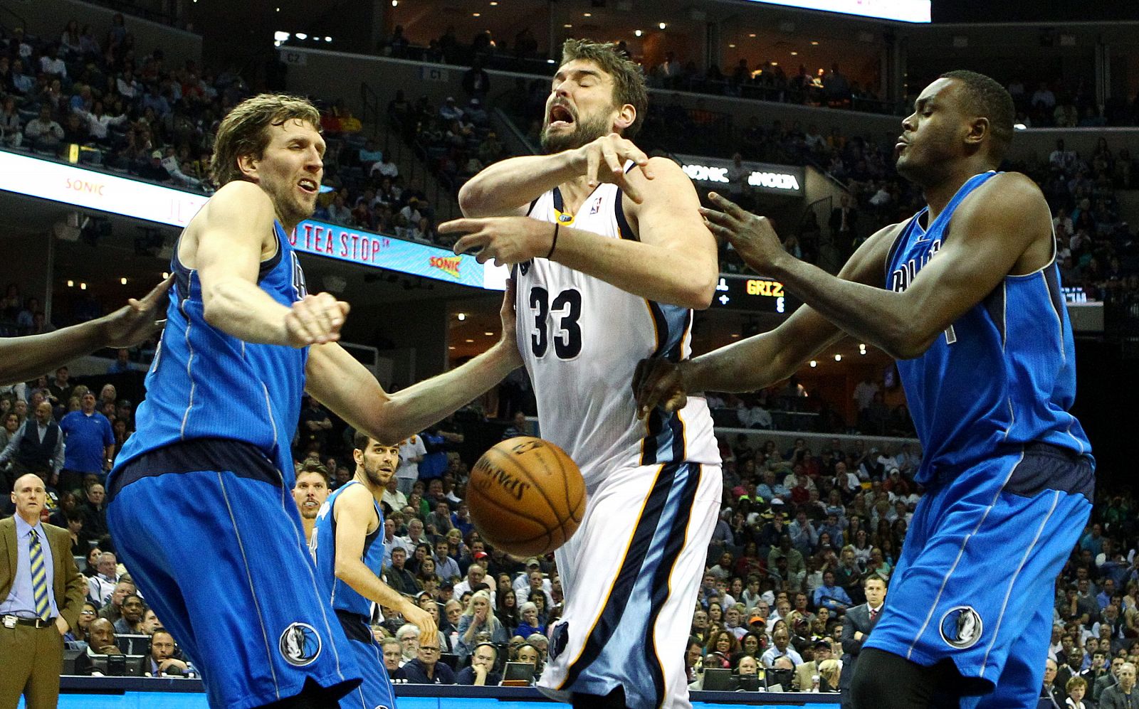 Marc Gasol, entre Nowitzki y Dalembert, de los Mavericks.