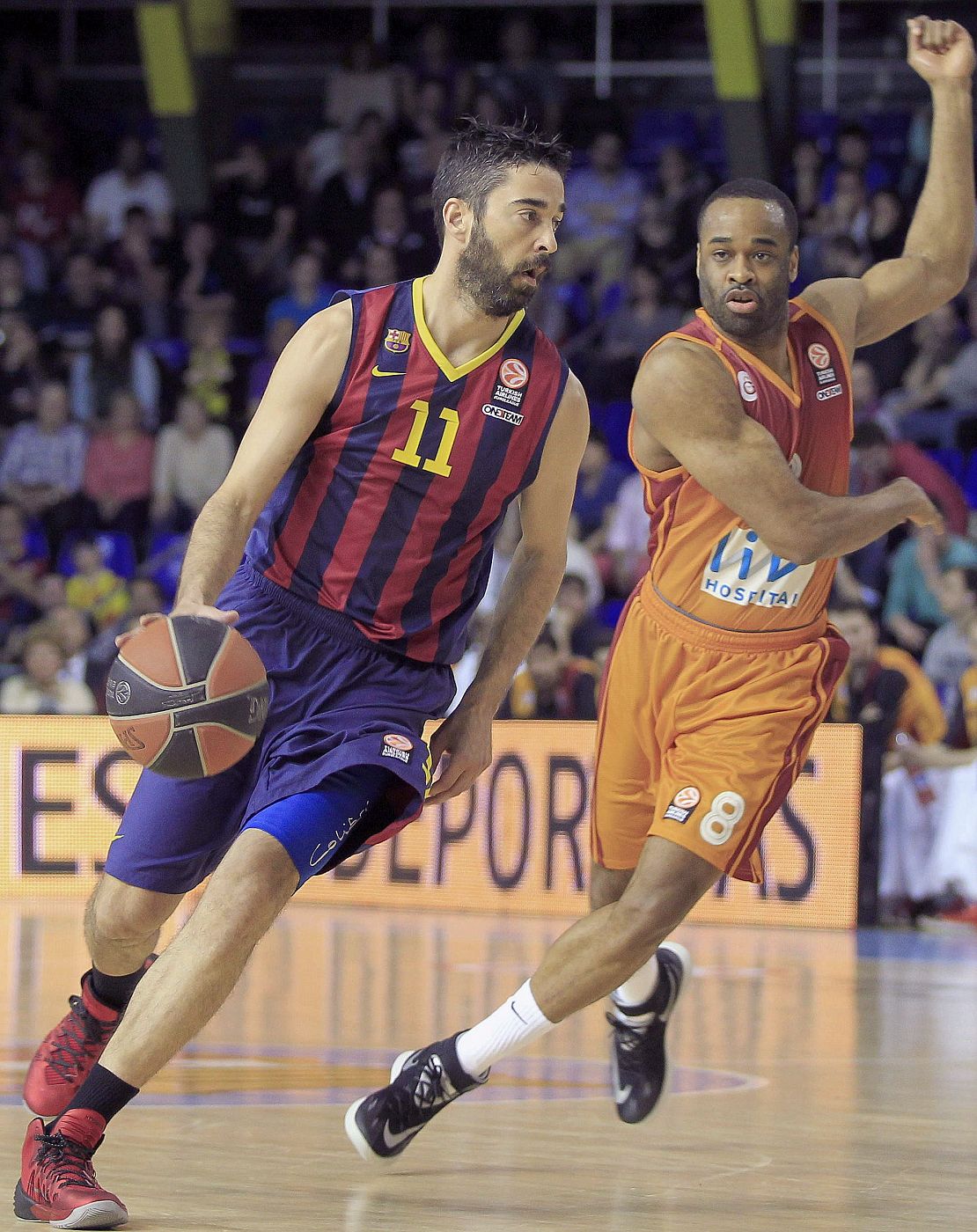 El base Juan Carlos Navarro (i), del FC Barcelona, intenta avanzar ante la oposición de Malik Hairston (d), del Galatasaray