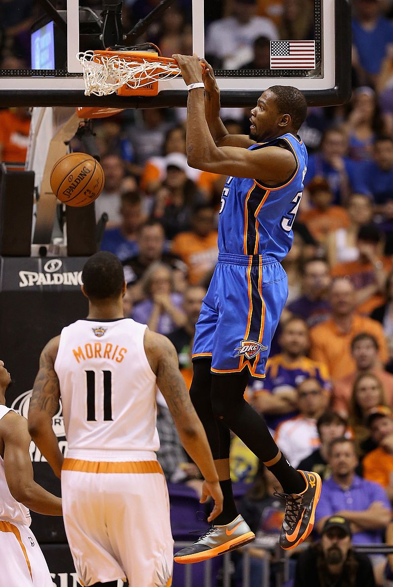 Kevin Durant, de Oklahoma City Thunder, realiza un mate en un partido contra Phoenix Suns