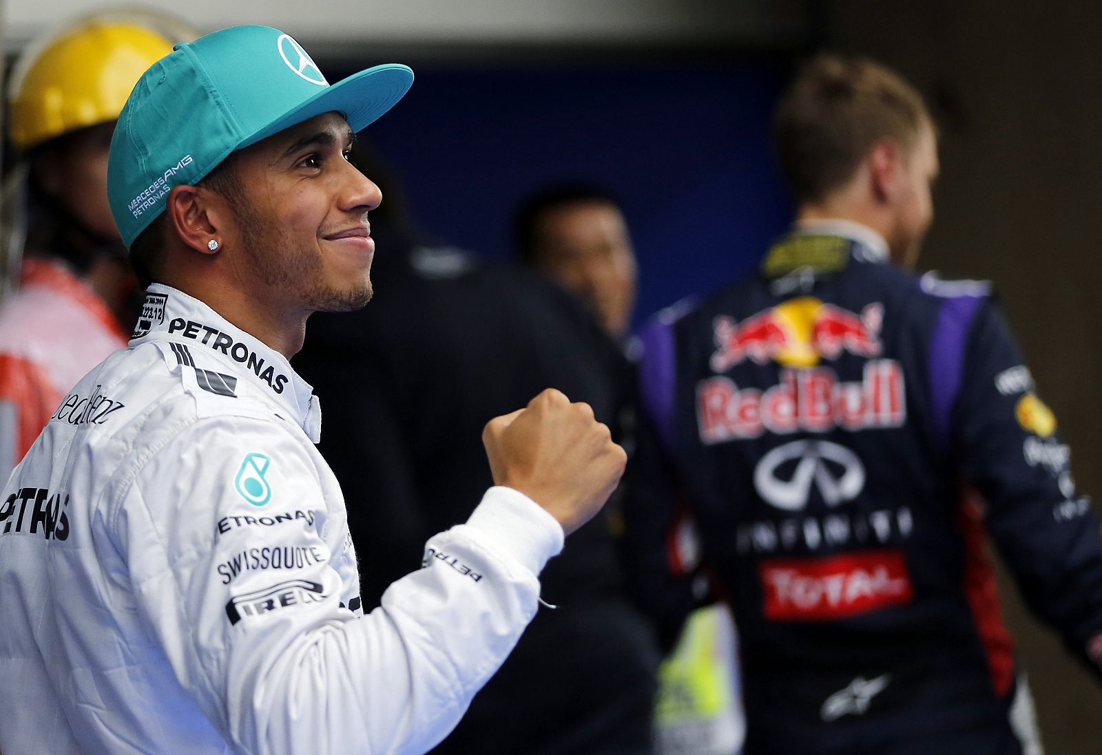 El británico Lewis Hamilton celebra la 'pole' del GP de China