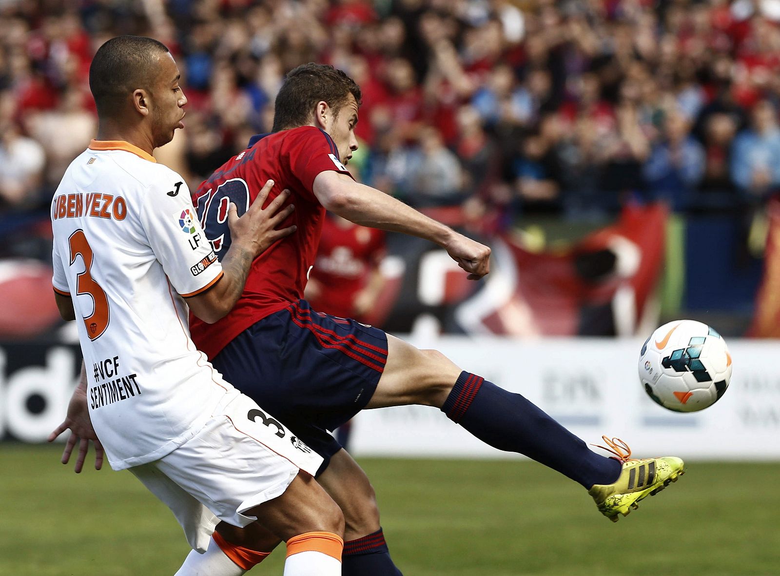 El delantero de Osasuna Oriol Riera y el defensa del Valencia, Rubén Vezo.