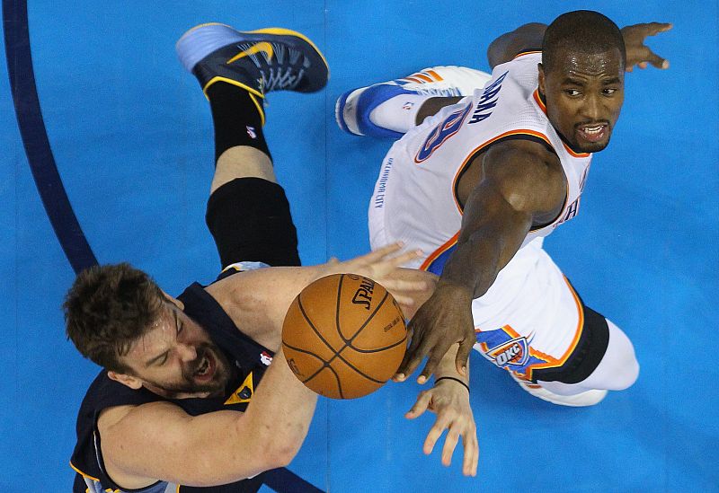 Ibaka y Marc Gasol luchan por un rebote.