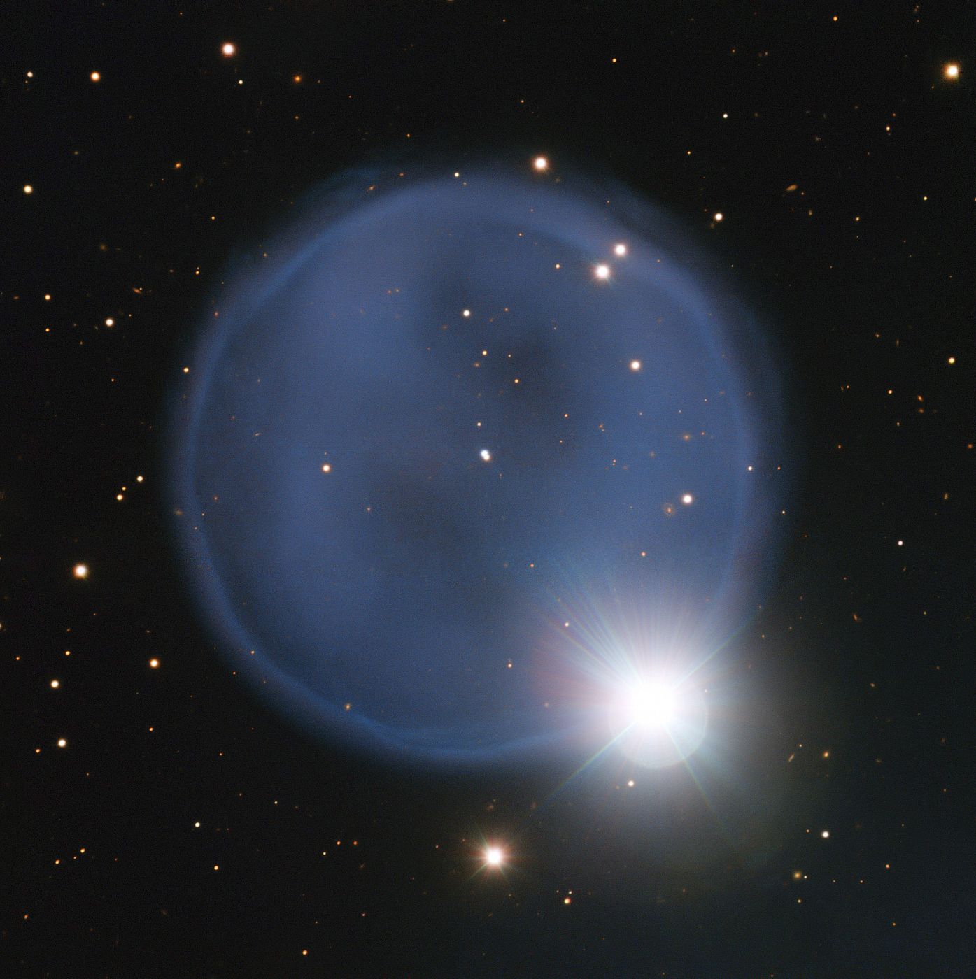 ALINEACIÓN CASUAL DE UNA NEBULOSA Y UNA ESTRELLA CREA "ANILLO DE DIAMANTES"