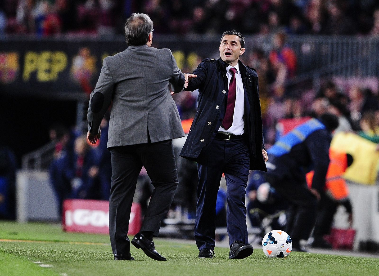 El entrenador del Barcelona, Gerardo Martino, y el del Athletic, Ernesto Valverde, se saludan