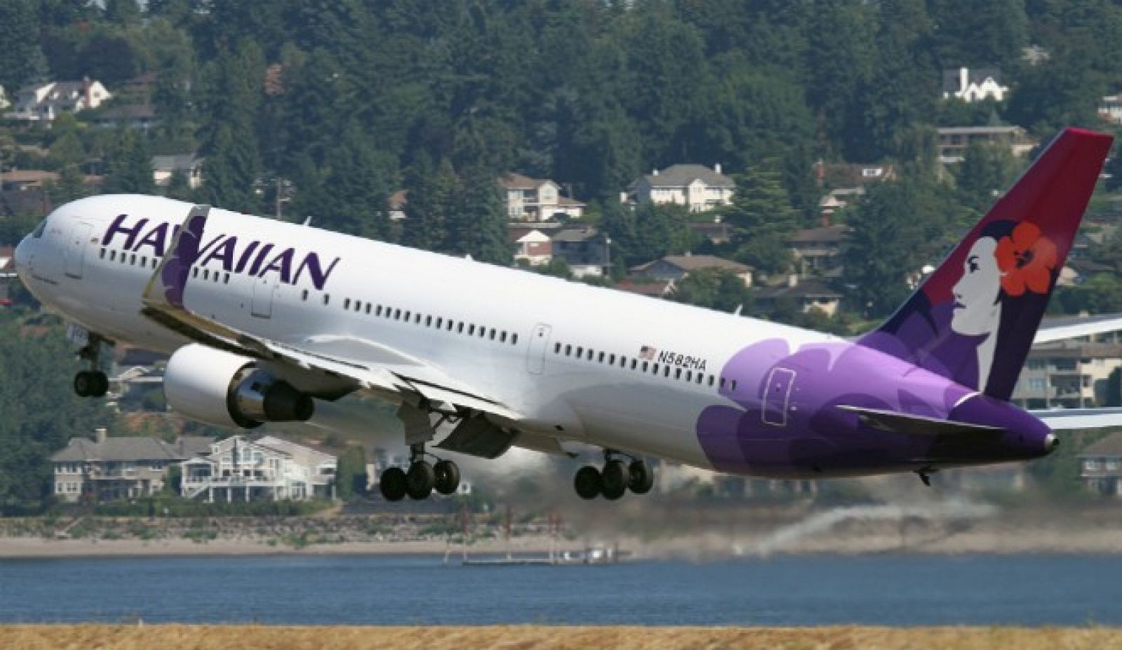 Un joven de 16 años consiguió viajar desde California hasta Hawaii escondido en el tren de aterrizaje de un avión de Hawaiian Airlines.