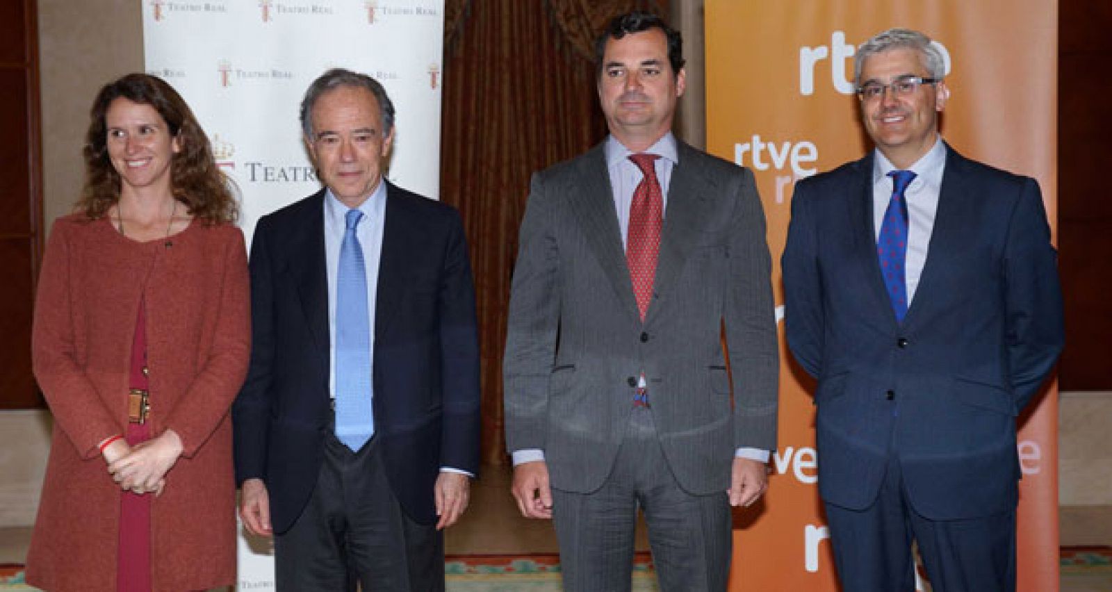 El presidente de la Corporación Rtve, Leopoldo González-Echenique, durante la firma del convenio junto a la dirección del Teatro Real.