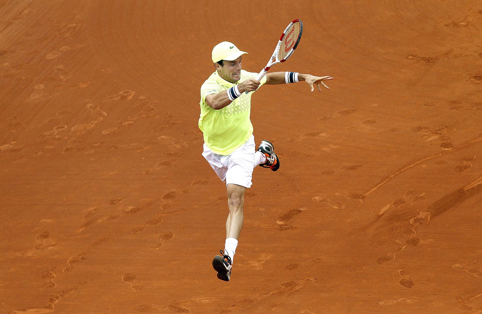 Roberto Bautista devuelve la pelota al polaco Lukasz Kubot.