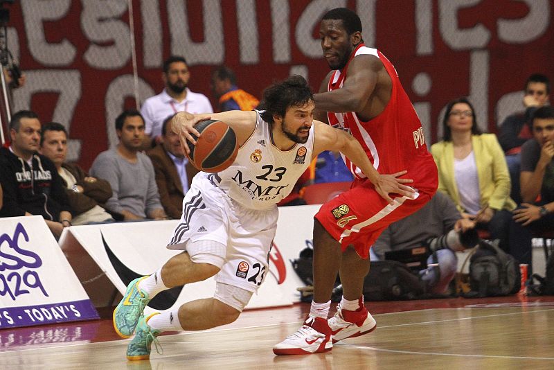 El pívot del Olympiacos Pireo, Bryant Dunston (d), lucha por la pelota contra el base del Real Madrid, Sergio Llull (i)