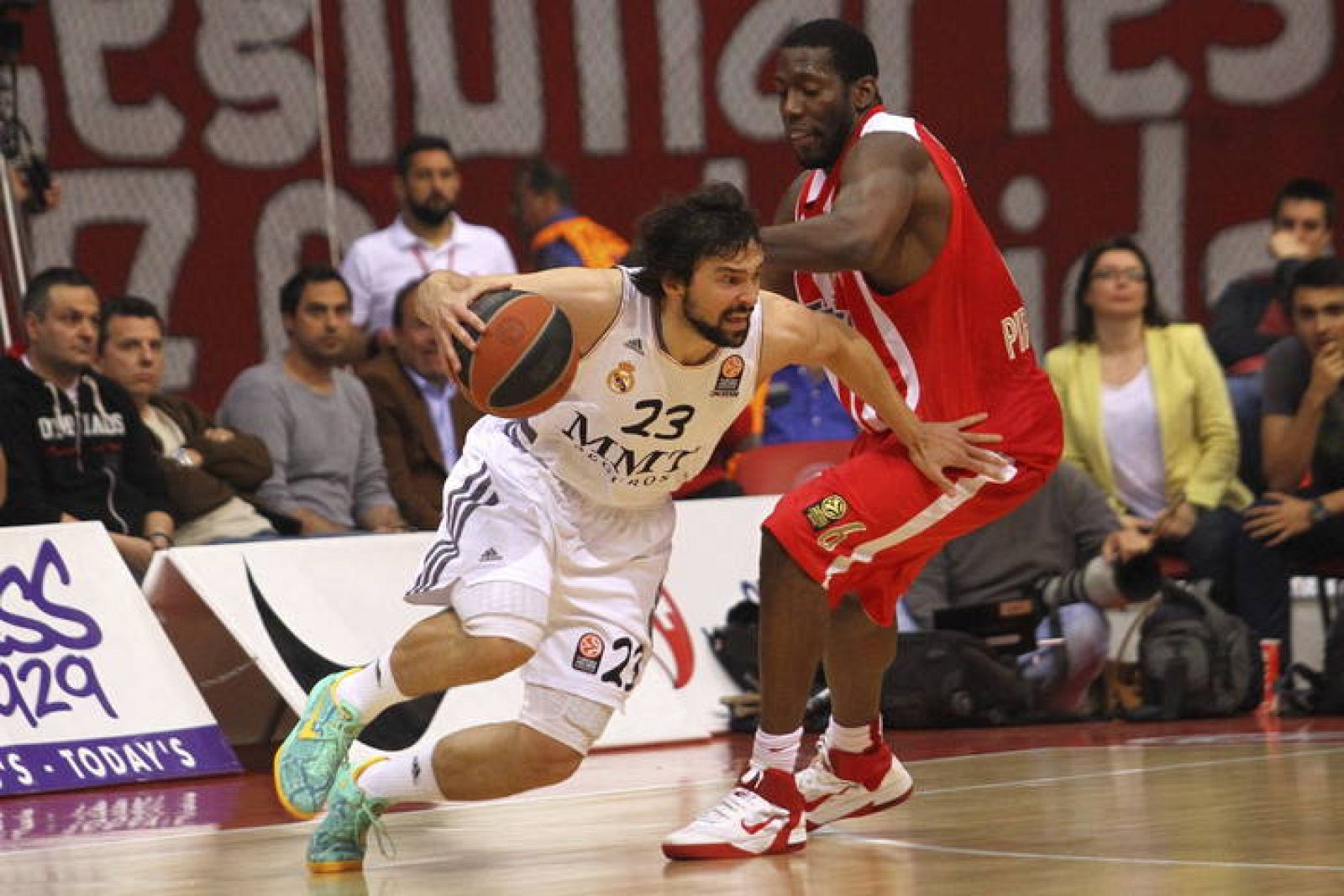 El pívot del Olympiacos Pireo, Bryant Dunston (d), lucha por la pelota contra el base del Real Madrid, Sergio Llull (i)