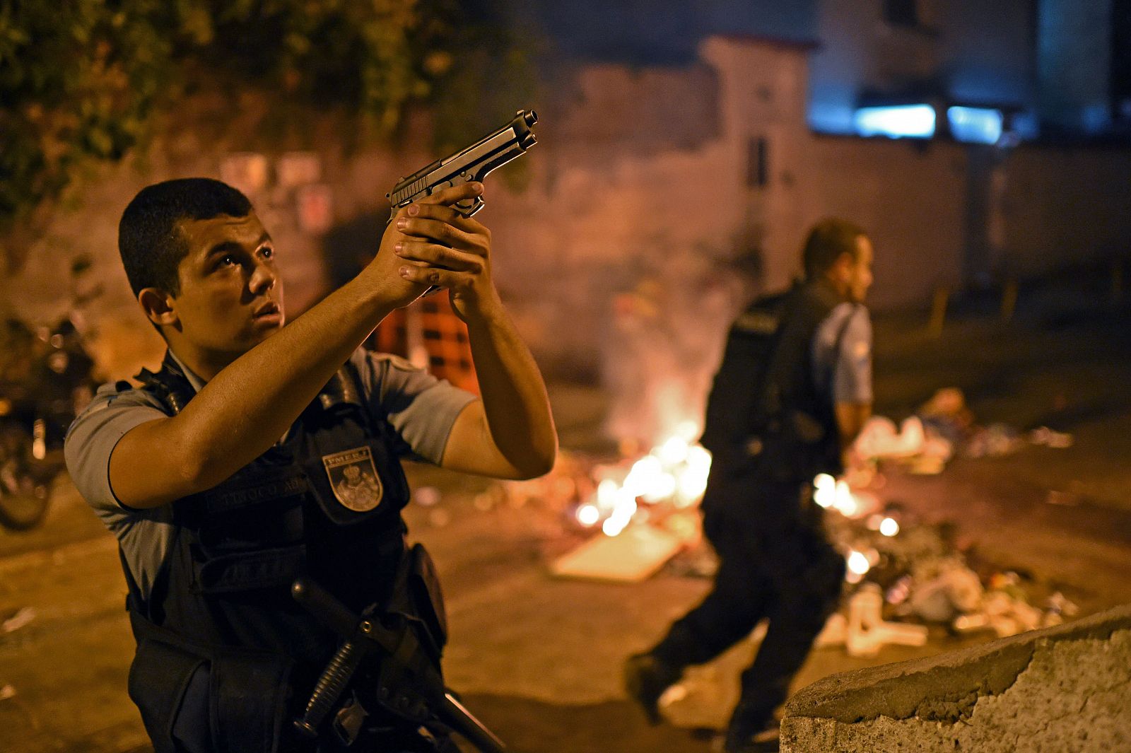 Las fuerzas especiales de la Policía brasileña toman posiciones tras el estallido de protestas en una favela de Copacabana.