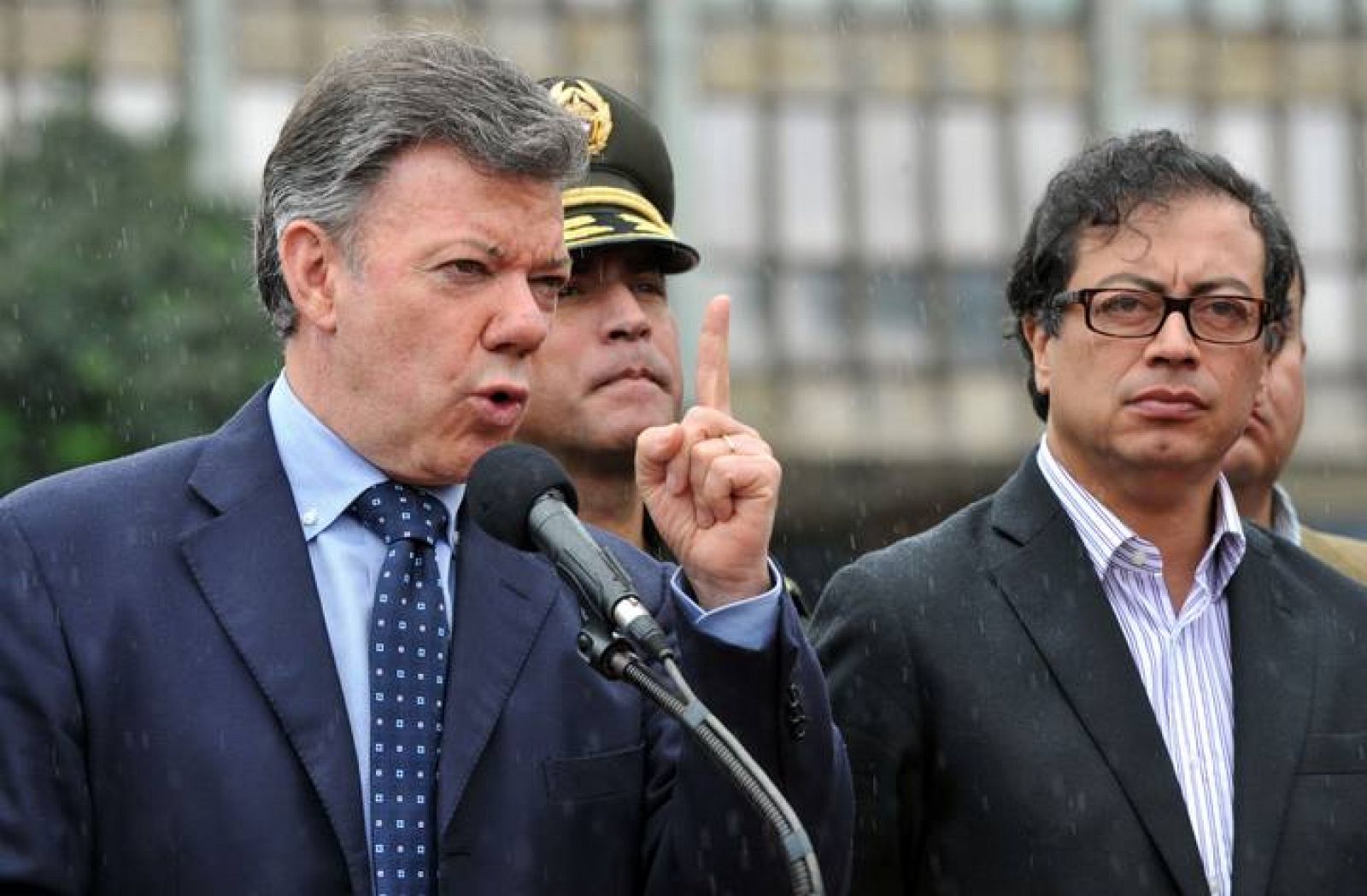 El presidente colombiano restituye a Gustavo Petro como alcalde de Bogotá -  RTVE.es