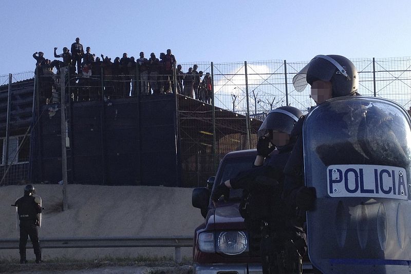 DECENAS DE INMIGRANTES DE ORIGEN SUBSAHARIANO PROTAGONIZAN UN NUEVO INTENTO DE ENTRADA A MELILLA