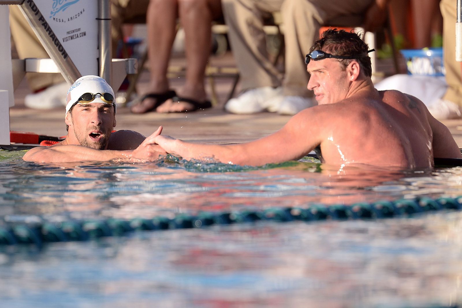 Michael Phelps y Ryan Lochte se saludan tras la final del Grand Prix de Mesa