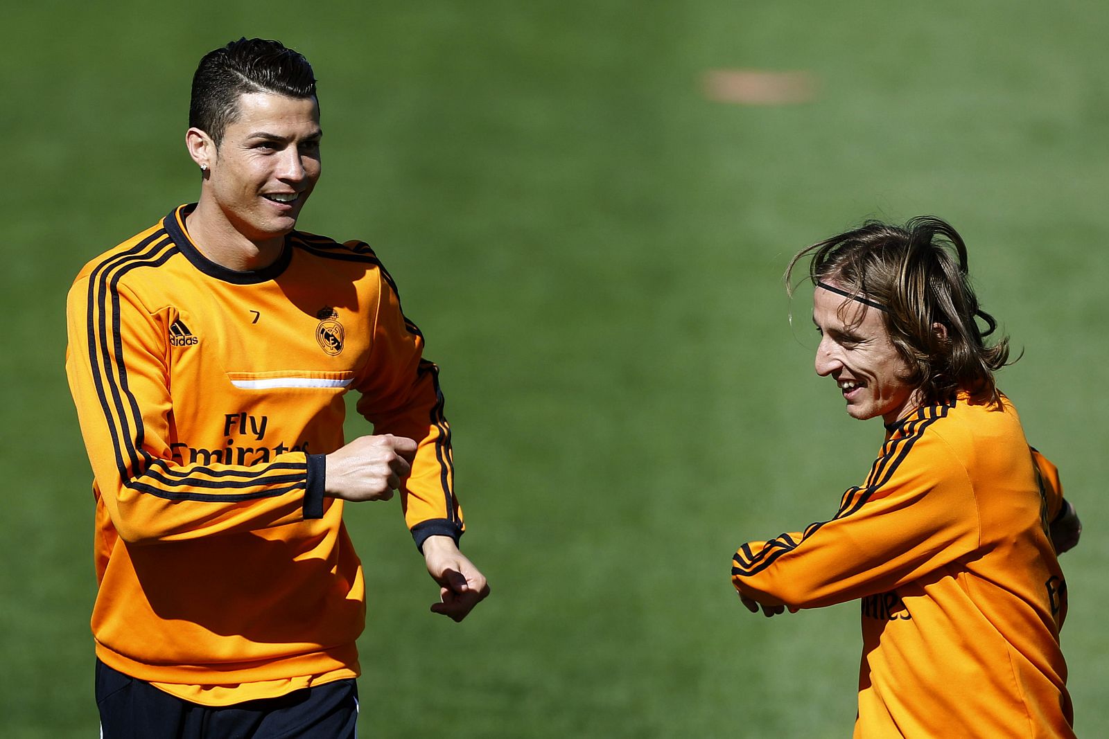 Los jugadores del Real Madrid Cristiano Ronaldo (i) y Luka Modric durante el entrenamiento