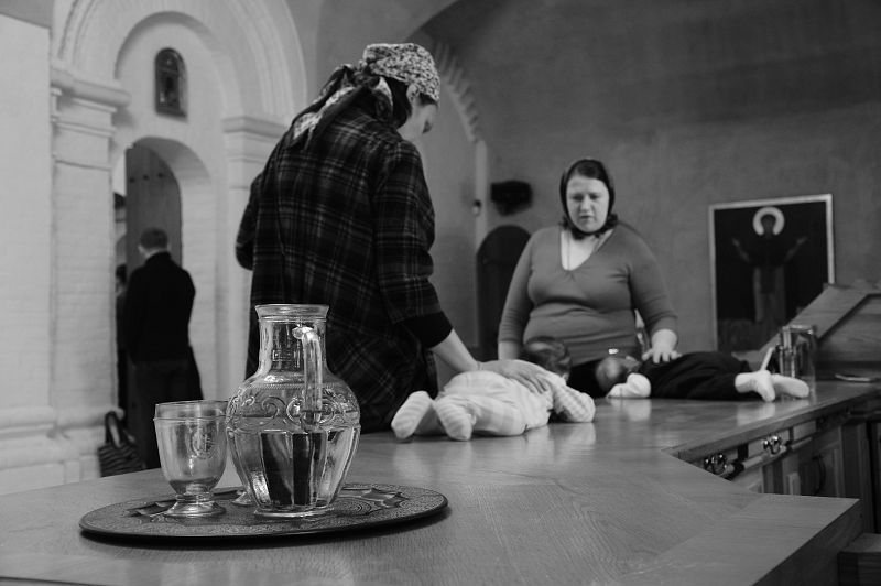 Madres en una iglesia ortodoxa.