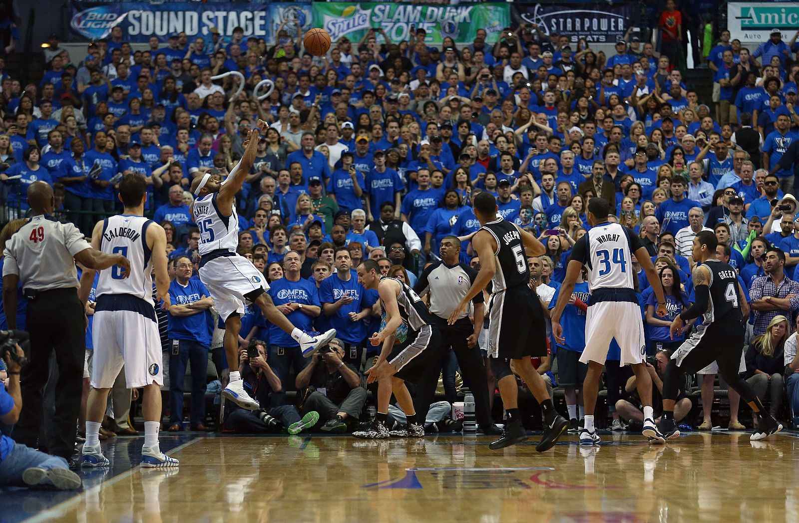 A la media vuelta, desde la esquina y en el último segundo. Triple de 'Vinsanity' y victoria para los Mavericks