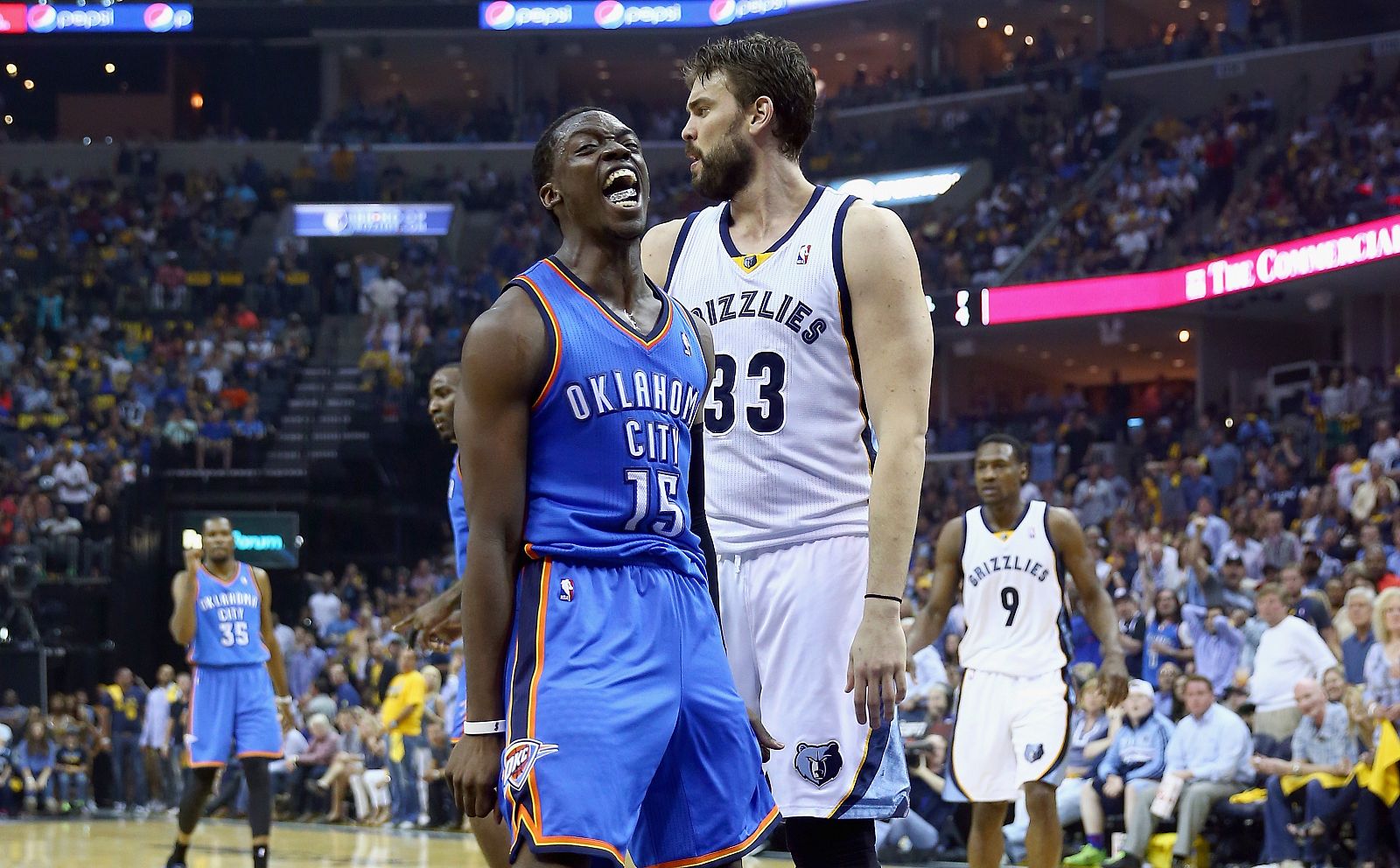 Reggie Jackson (#15 de Oklahoma City Thunder) celenra una canasta frente al pívot español Marc Gasol