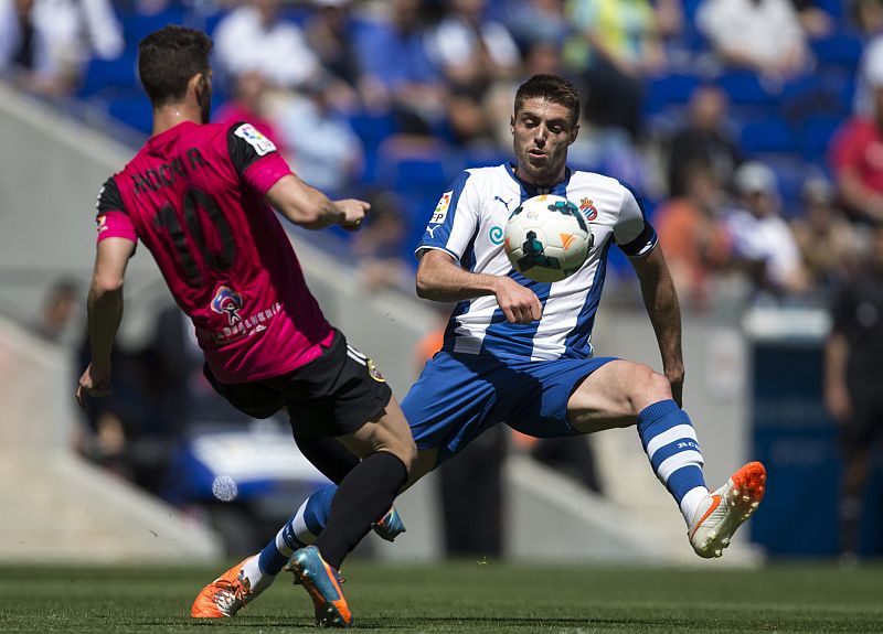 El jugador de la UD Almería Rodri (i) y David López, del RCD Espanyol