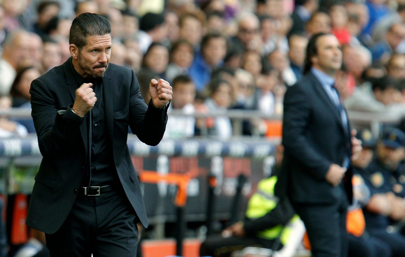 Diego Simeone sigue desde la banda el partido ante el Valencia CF.