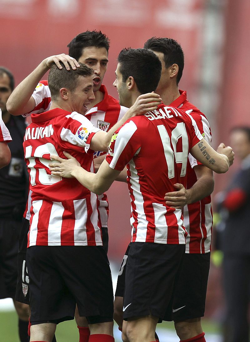 Los jugadores del Athletic celebran el tempranero gol de Susaeta.