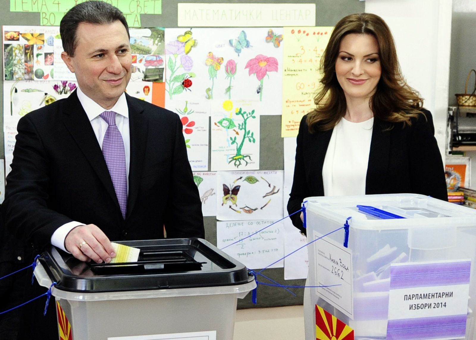 El primer ministro de Macedonia Nikola Gruevski depositando su voto junto a su esposa Borkica en una jornada de elecciones presidenciales y parlamentarias.