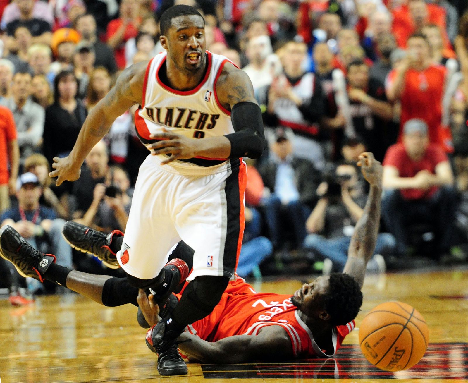 Mathews, de Portland, roba el balón a Beverley, de Houston