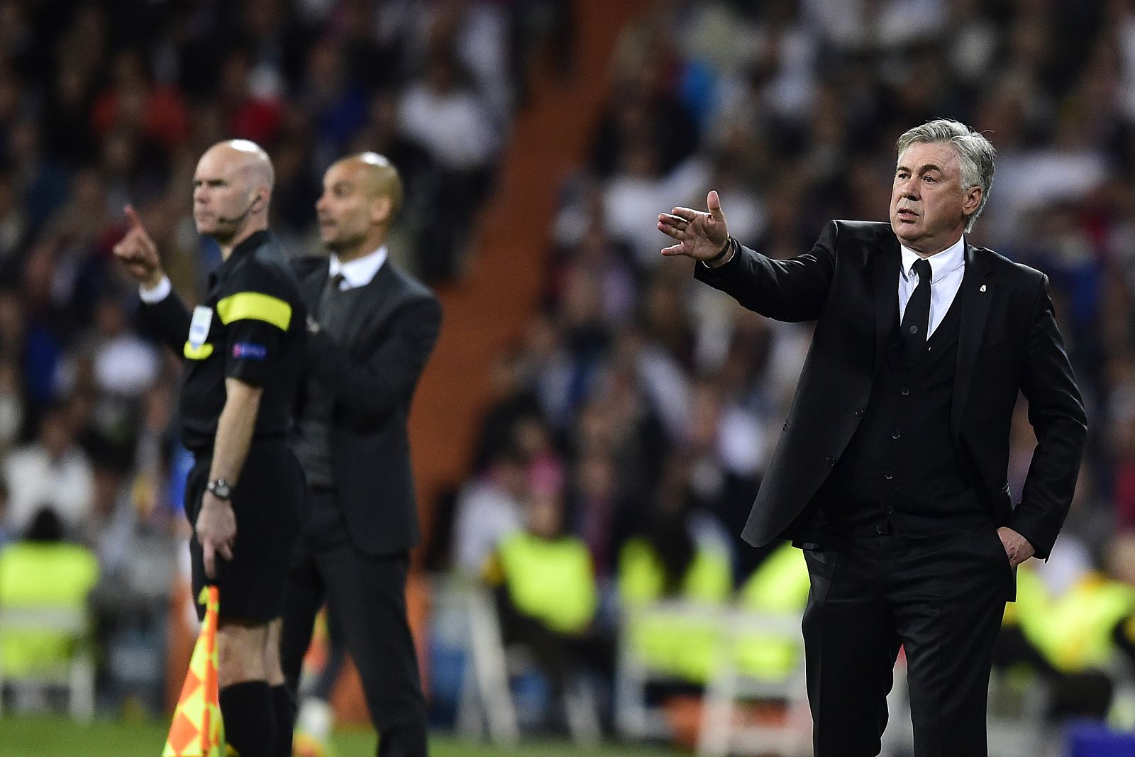 Ancelotti da instrucciones en el partido contra el Bayern, con Guardiola al fondo