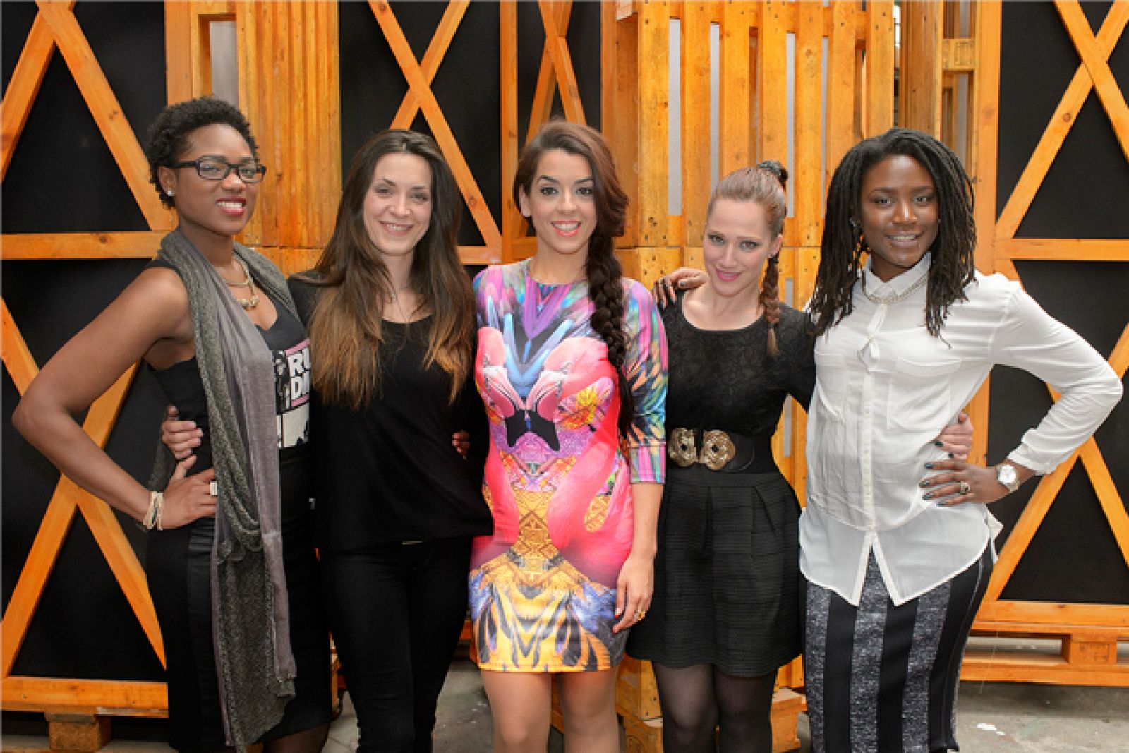 Ruth Lorenzo junto a las coristas que le acompañarán en Eurovisión 2014