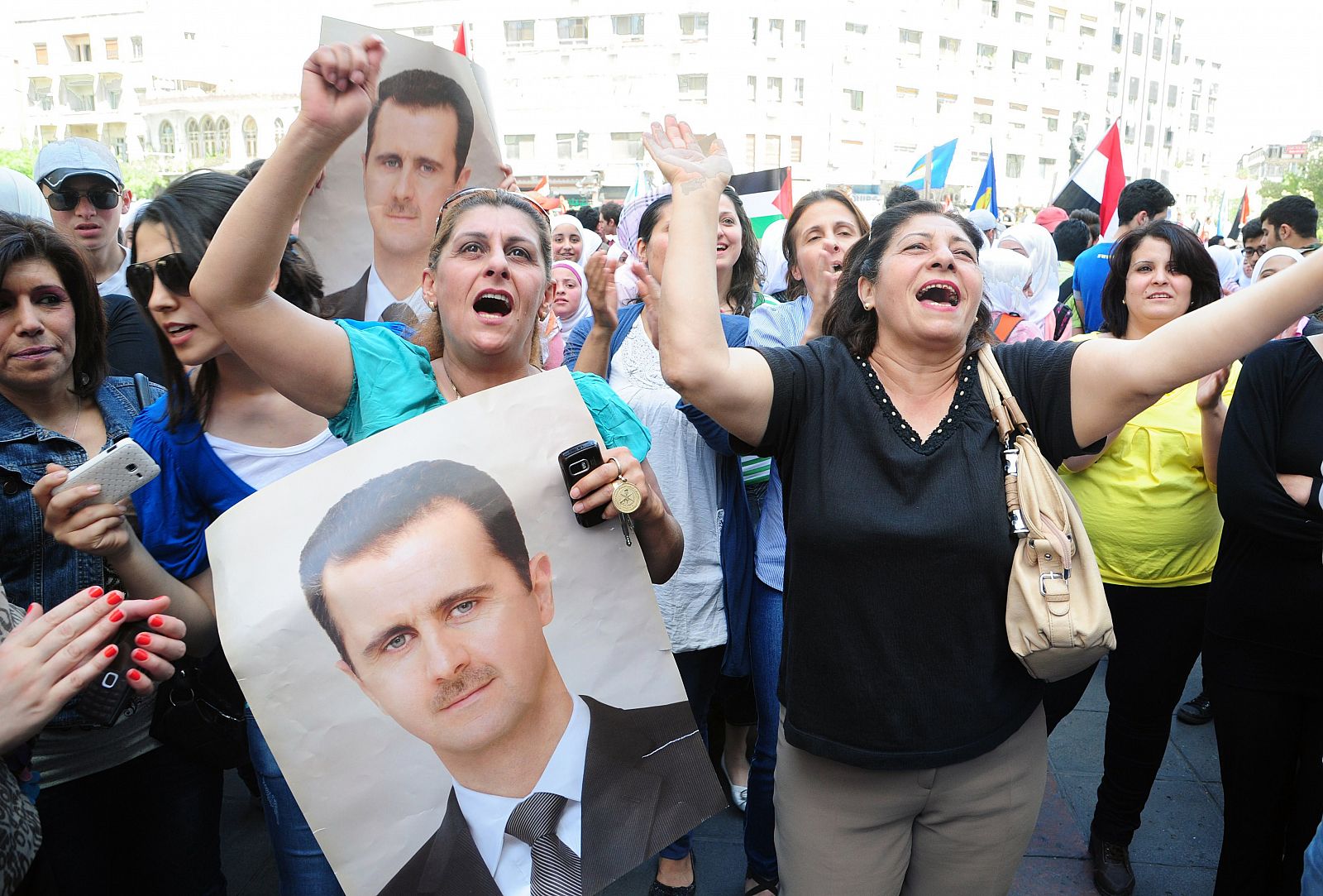 Seguidores de Al Asad celebran en Damasco su anuncio de que se volverá a presentar a las elecciones.