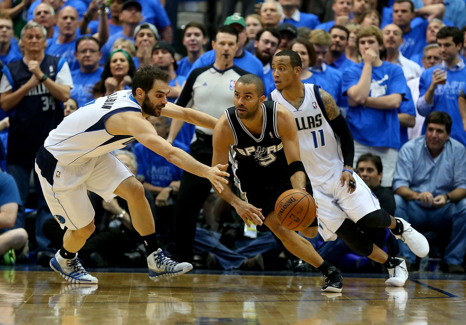 Calderón trata de frenar el avance de Parker.